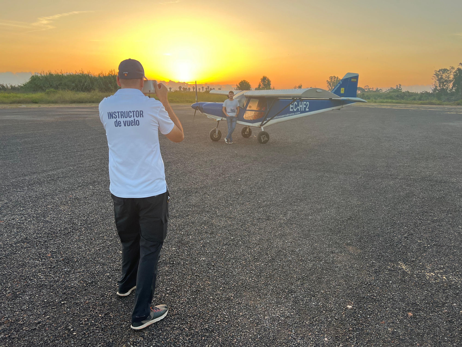 Instructor de vuelo con avioneta ICP al atardecer